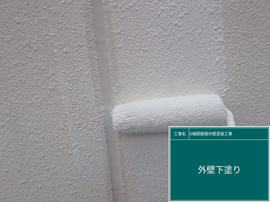 壁の下塗りを行ないます。